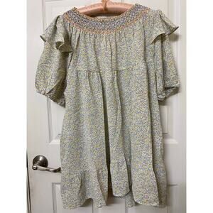 Davi & Dani Floral Smocked Tunic Top size S